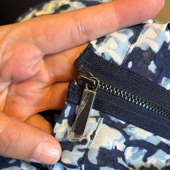 Abstract Patterned Sleeveless Women's Blouse - Picture 2 of 4